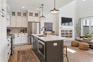 Townhome, 5 Bedrooms | Private kitchen | Fridge, oven, coffee/tea maker, toaster