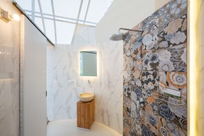 Tente Deluxe | Salle de bain | Douche, douche à « effet pluie », articles de toilette gratuits