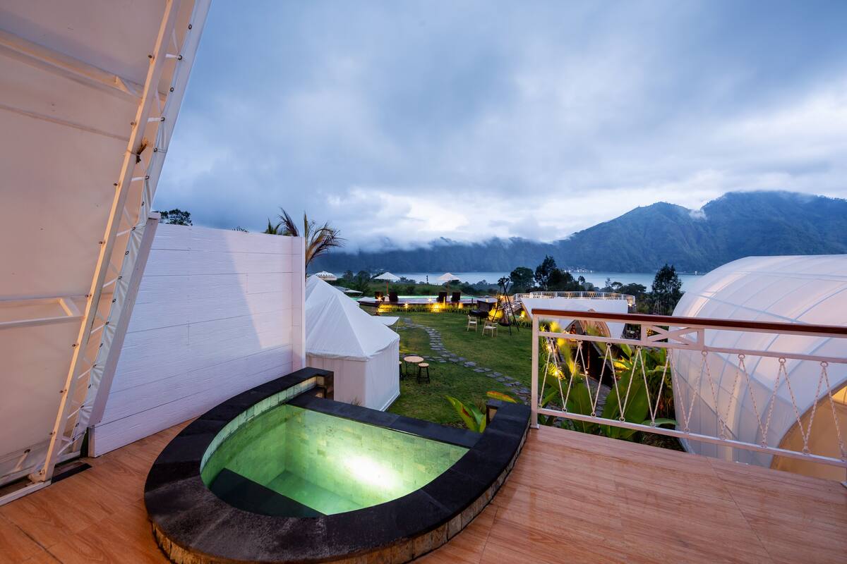 Ein Poolbereich mit Blick auf Berge und einen See.