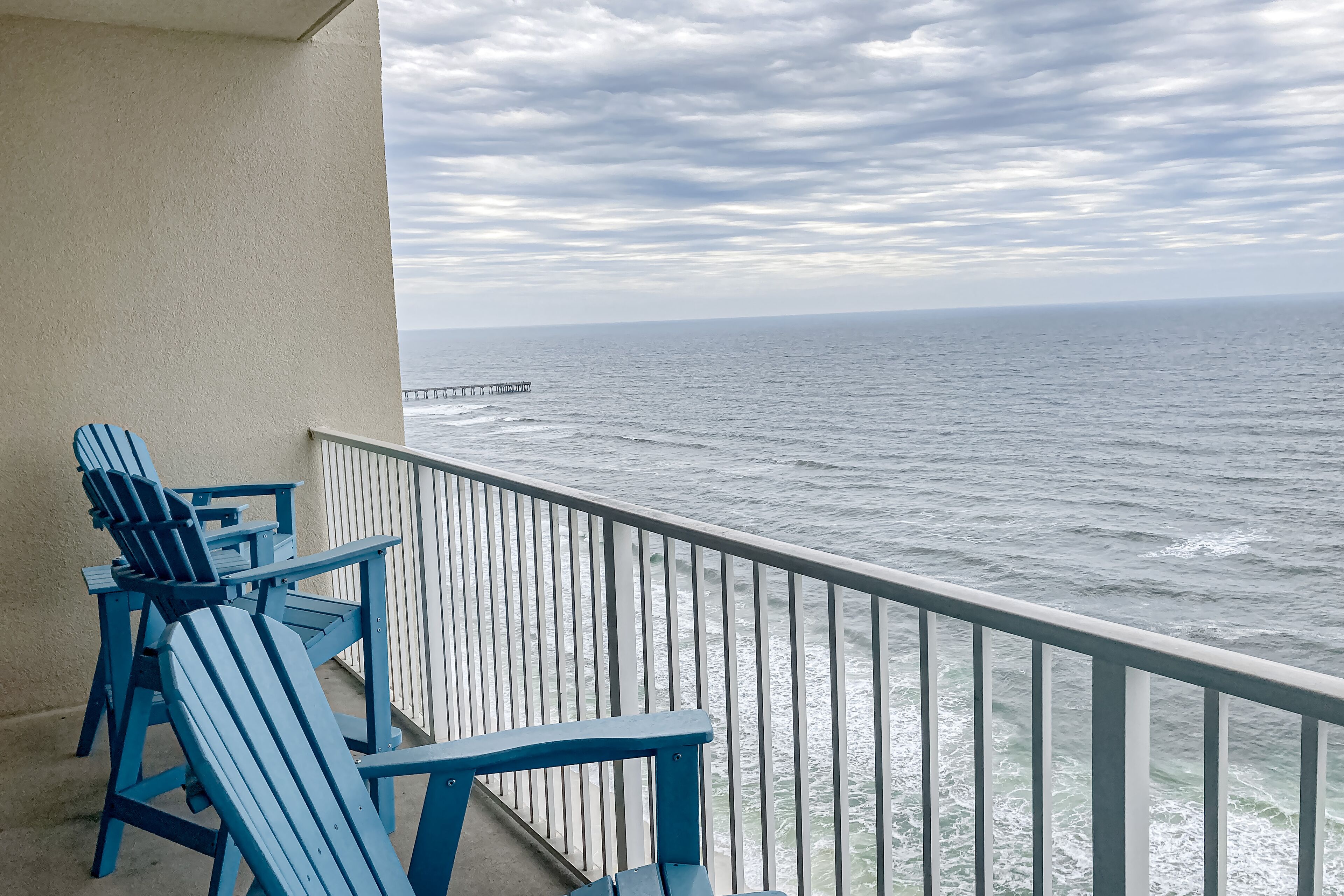 21st-floor oceanfront condo with ocean view, pool & hot tub access & W/D
