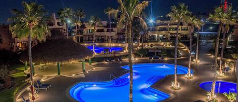 Piscina externa, guarda-sóis