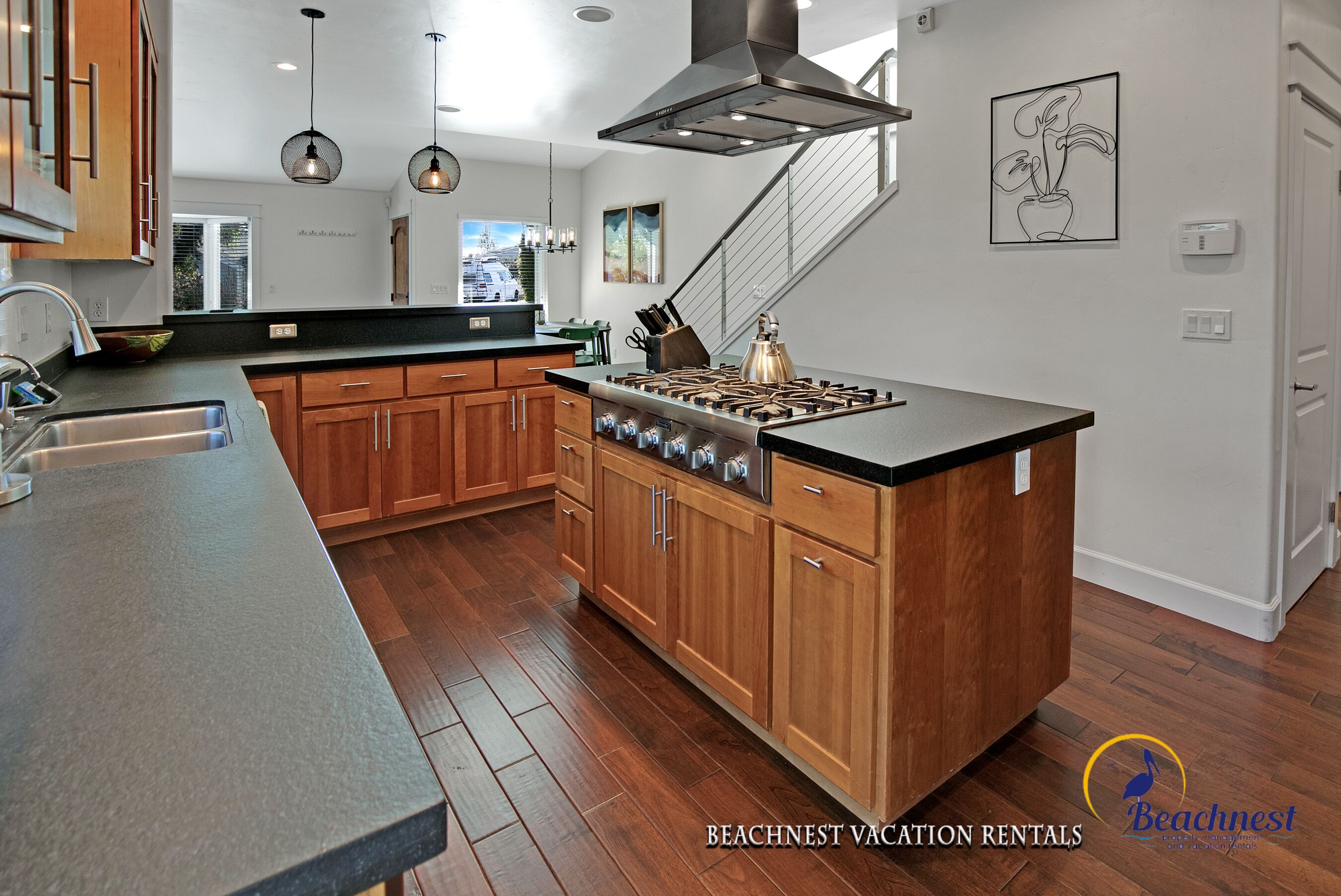 Welcome to the sunny "Sea Esta" property in Santa Cruz!  Walk to the best beaches.  Hot tub.