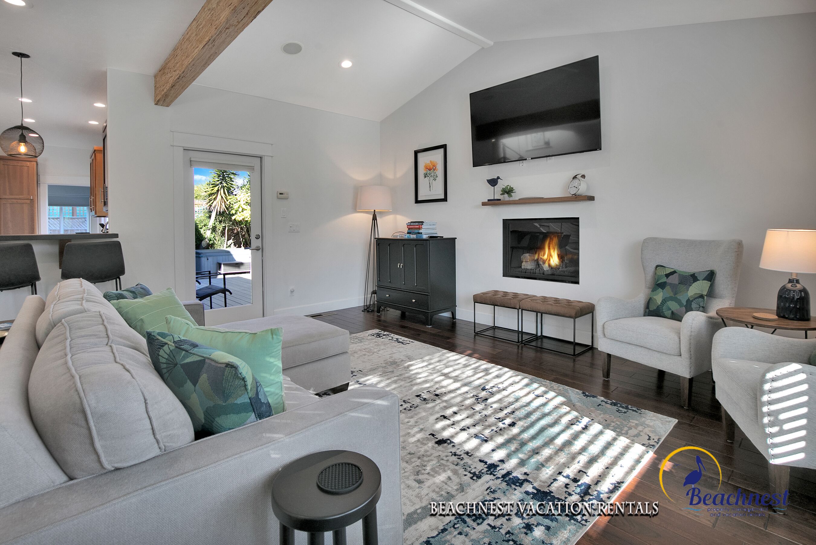 Welcome to the sunny "Sea Esta" property in Santa Cruz!  Walk to the best beaches.  Hot tub.