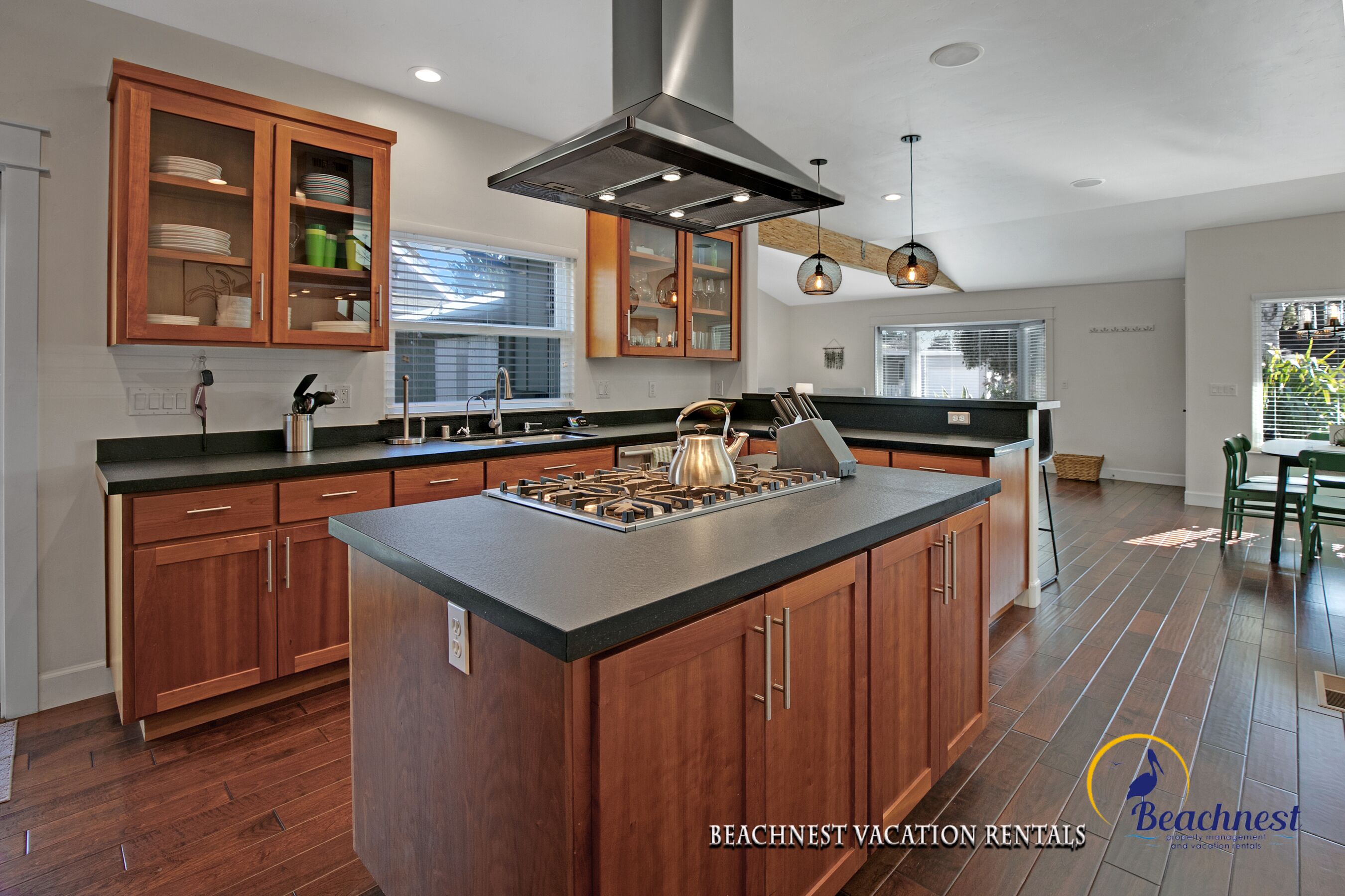 Welcome to the sunny "Sea Esta" property in Santa Cruz!  Walk to the best beaches.  Hot tub.