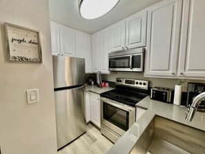 Refrigerador, microondas, horno y parrilla de estufa