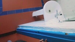 Un baño con bañera, inodoro y lavamanos.