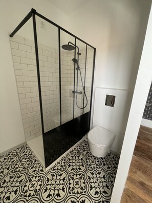 Dusj, toalettartikler (inkludert), hårføner og håndklær