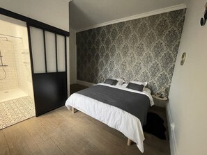 5 Schlafzimmer, Schreibtisch, Bügeleisen/Bügelbrett, kostenloses WLAN
