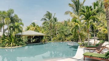 Una piscina al aire libre