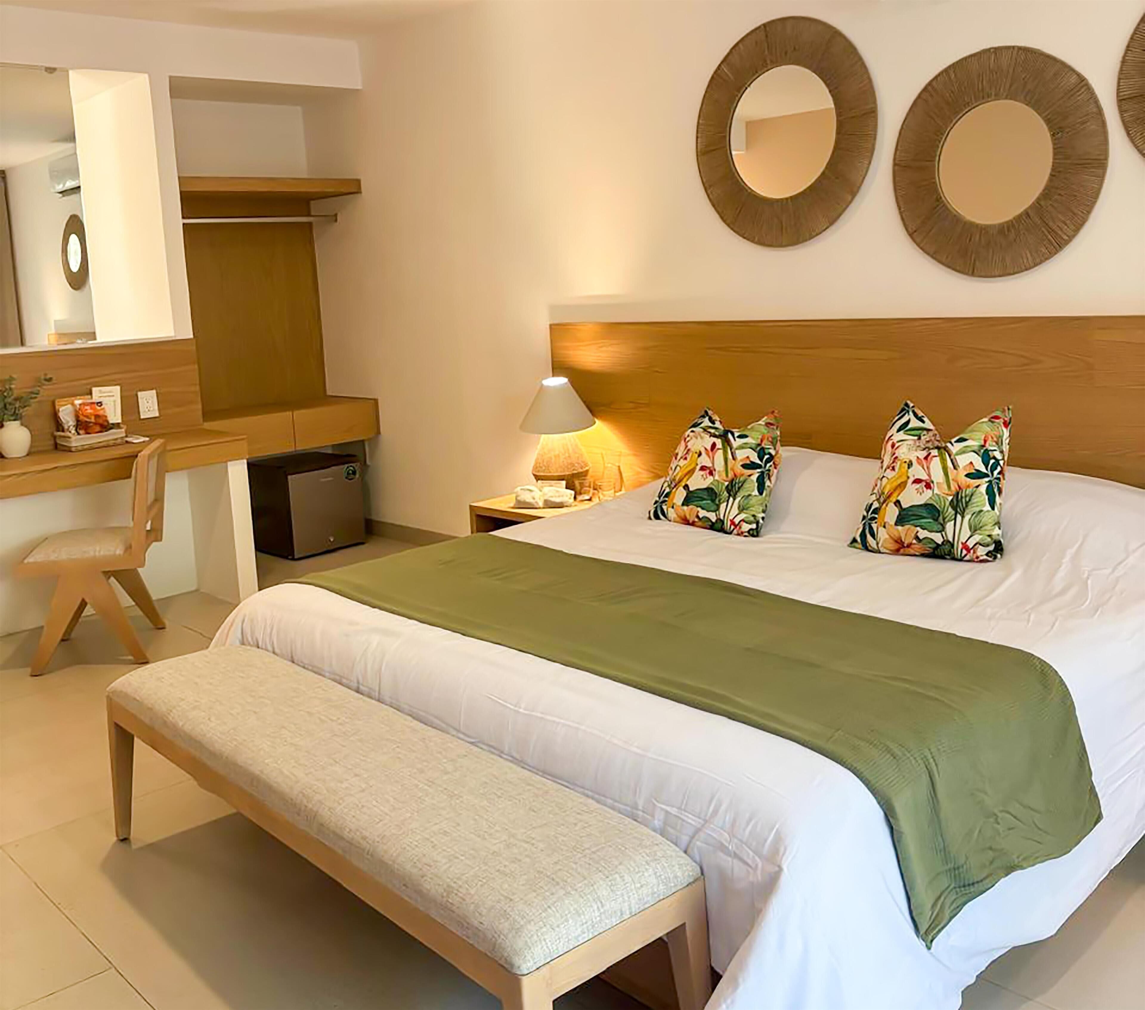 أغطية فراش متميزة وخزنة داخل الغرفة وتجهيزات عازلة للصوت ومكواة/لوح كي