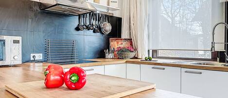 Réfrigérateur, four à micro-ondes, un four, lave-vaisselle