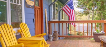 Pet friendly w/dog run, country living & mountain views close to town with wifi