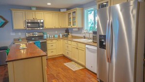A kitchen with wooden cabinets, stainless steel appliances, and a built-in dishwasher. - Pet friendly w/dog run, country living & mountain views close to town with wifi (Springfield)