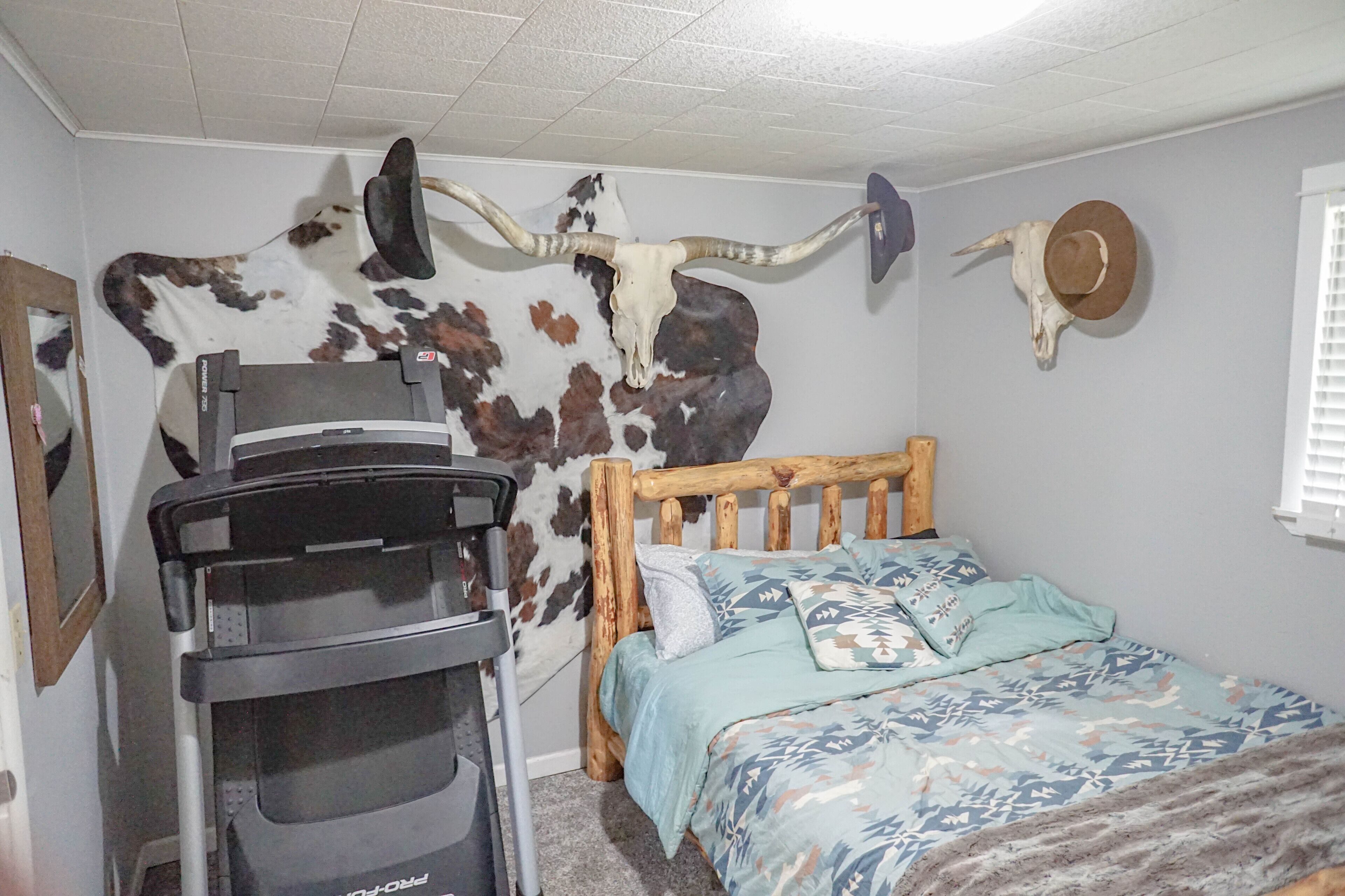 Pet friendly w/dog run, country living & mountain views close to town with wifi