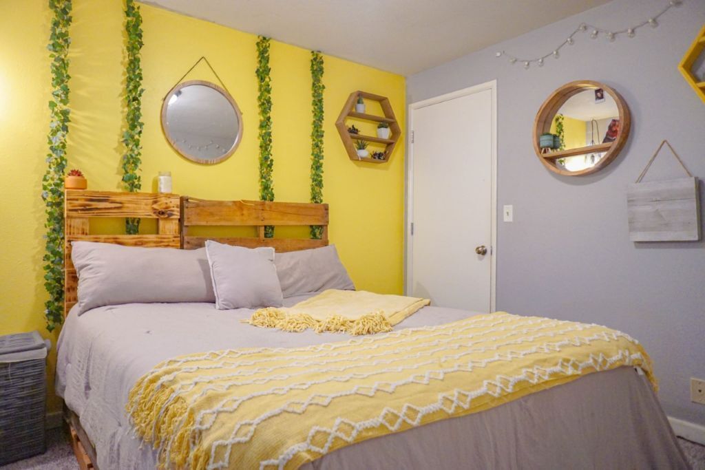 Pet friendly w/dog run, country living & mountain views close to town with wifi