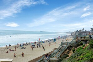 Beach nearby, sun loungers, beach towels