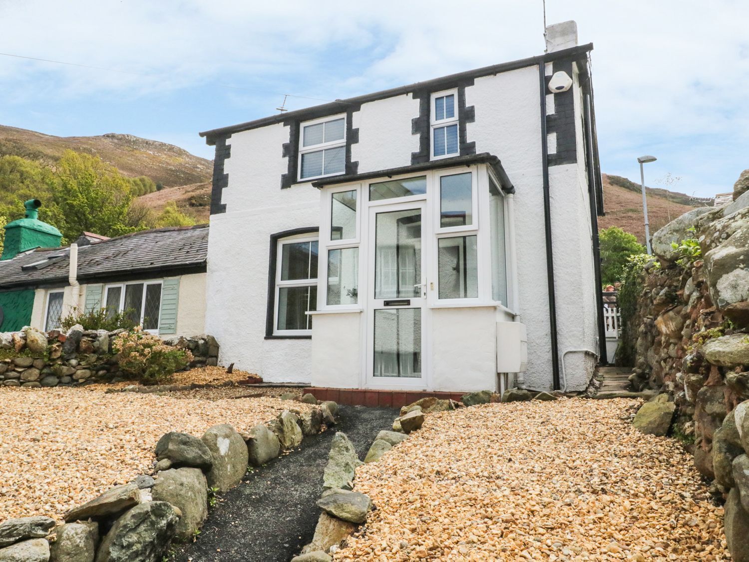 4 BRONRALLT, pet friendly, with a garden in Dwygyfylchi