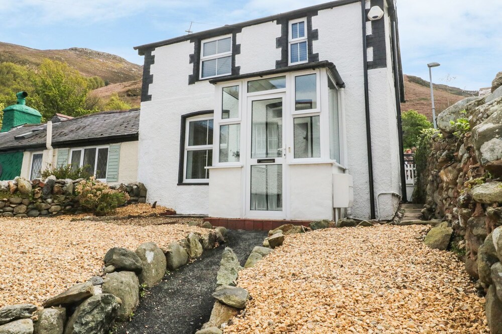 4 BRONRALLT, pet friendly, with a garden in Dwygyfylchi