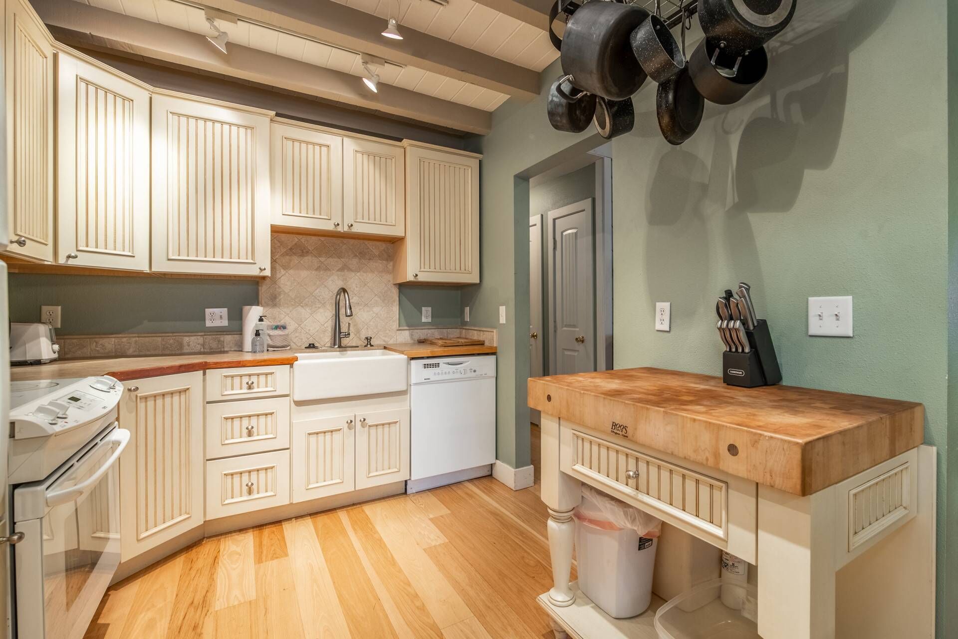 Give Thanks for Deals! 10% off stays November only!