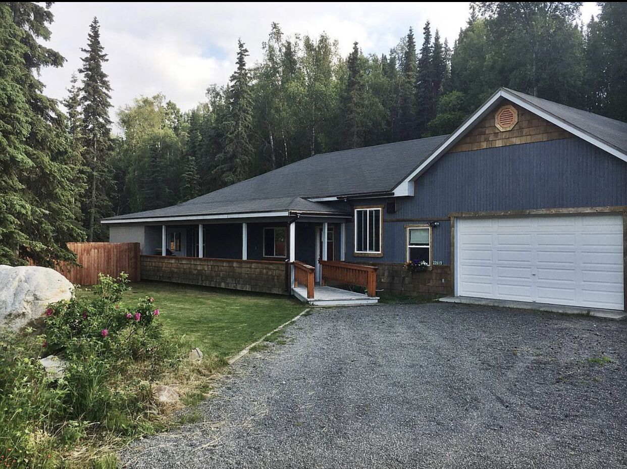 Beautiful 3 bedroom home located walking distance from Kasilof River boat docks.