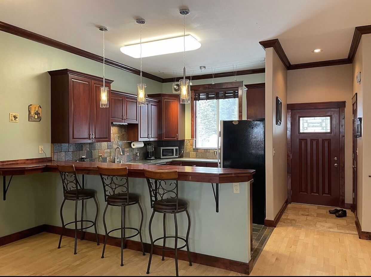 Beautiful 3 bedroom home located walking distance from Kasilof River boat docks.