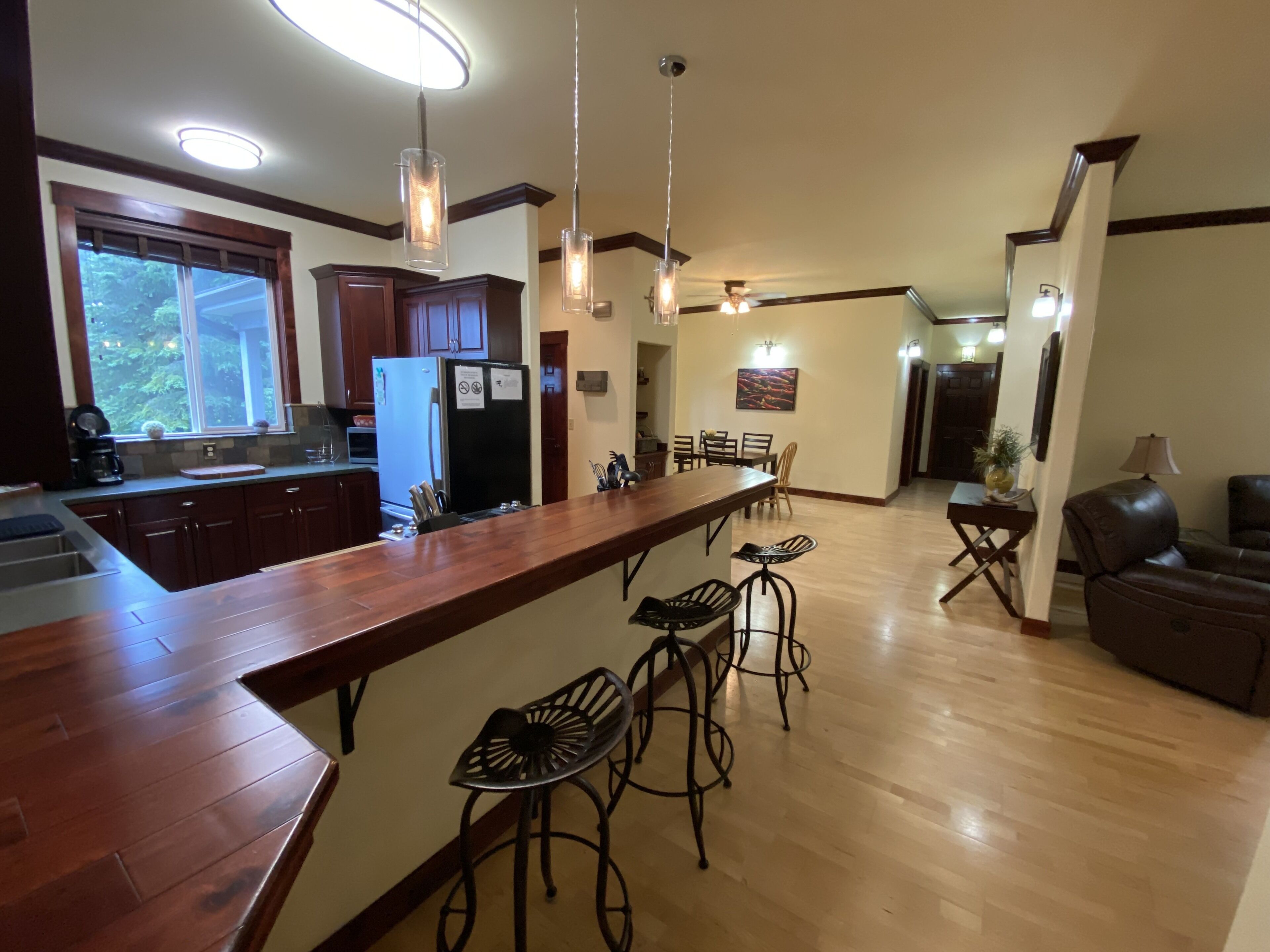 Beautiful 3 bedroom home located walking distance from Kasilof River boat docks.