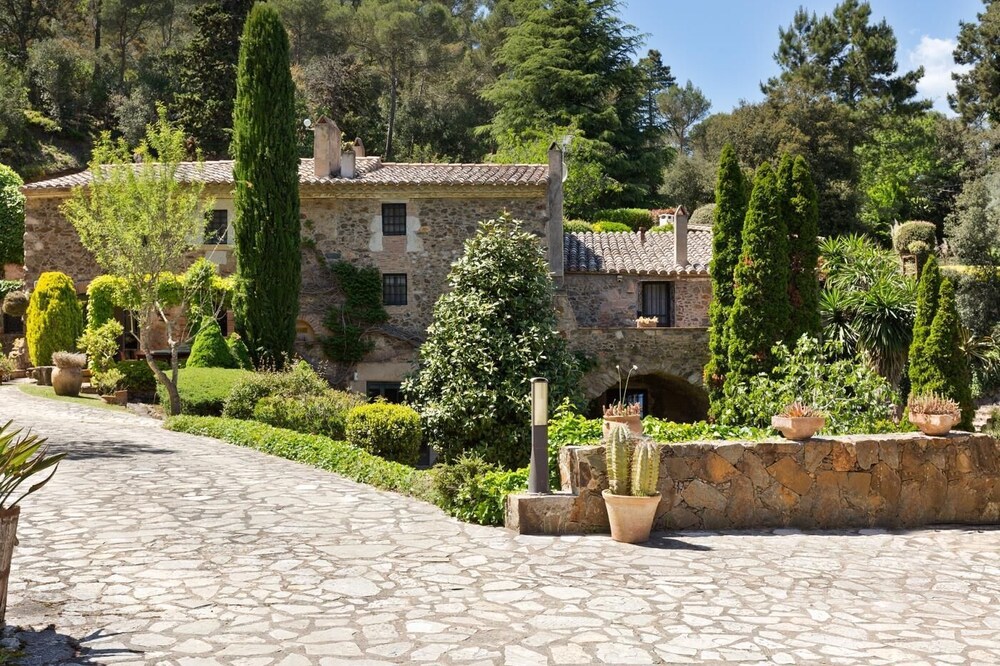 Masia E Moli de Can Burjats with pool and fireplace