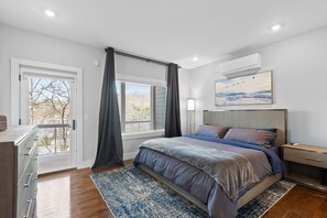 3 dormitorios, caja fuerte, escritorio y tabla de planchar con plancha