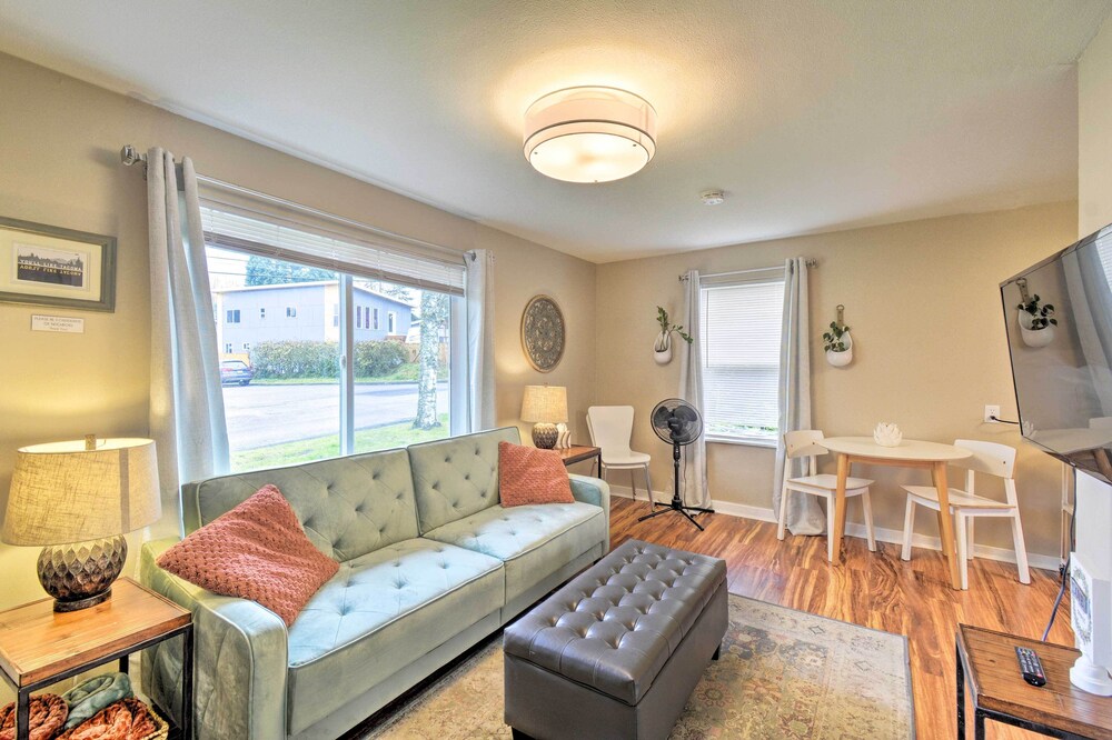 Tacoma Cottage w/ Fire Pit - Walk to Beach!