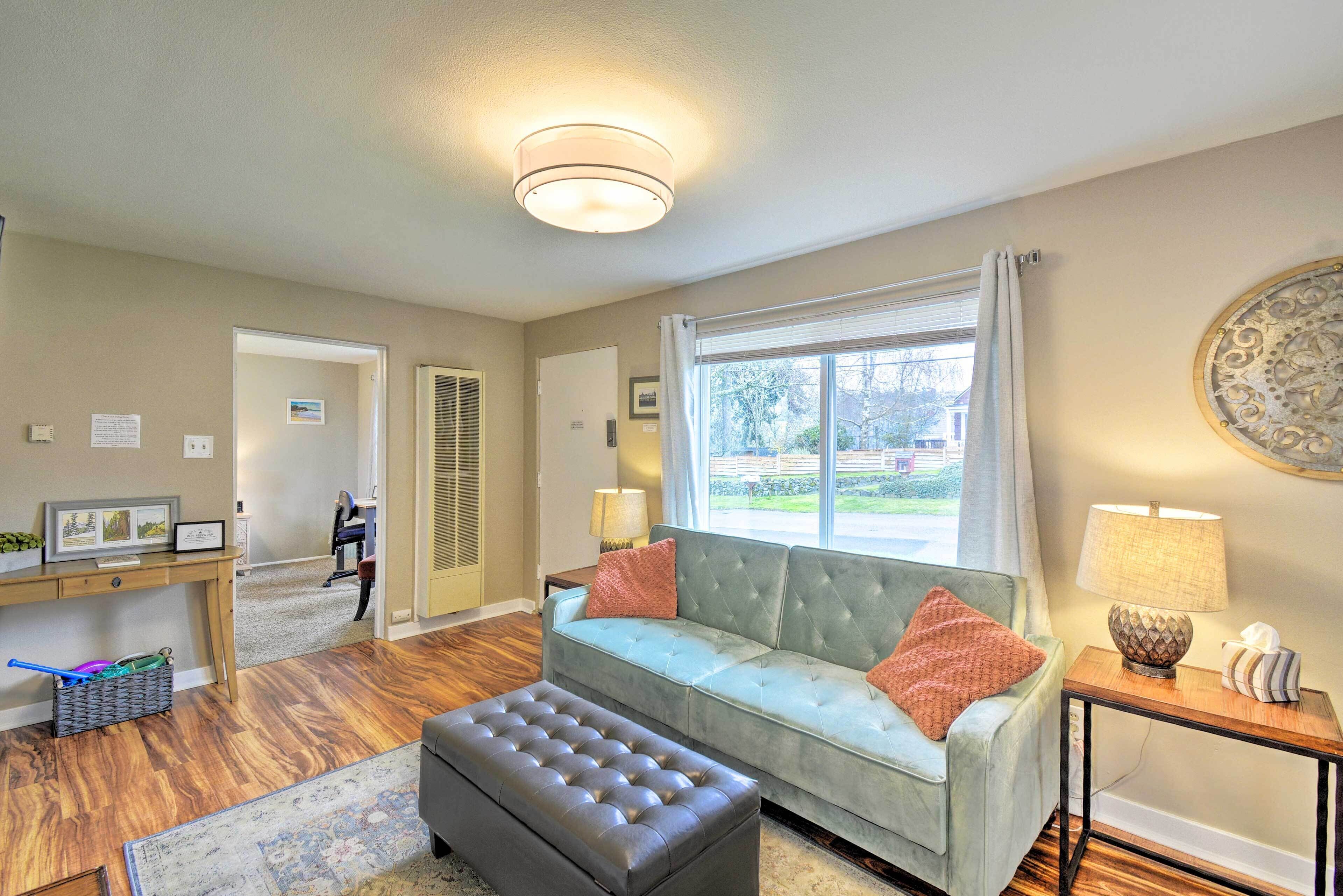 Tacoma Cottage w/ Fire Pit - Walk to Beach!