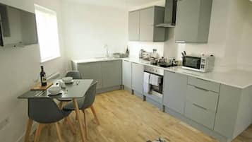 Jääkaappi, mikroaaltouuni, uuni, liesi