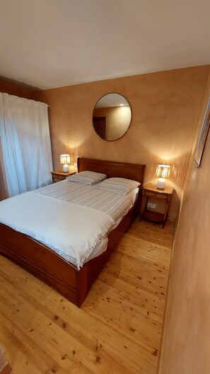 3 bedrooms, desk, iron/ironing board, travel cot