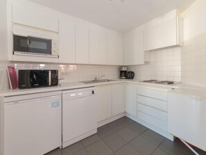 ثلاجة، ميكروويف، فرن، غسالة أطباق