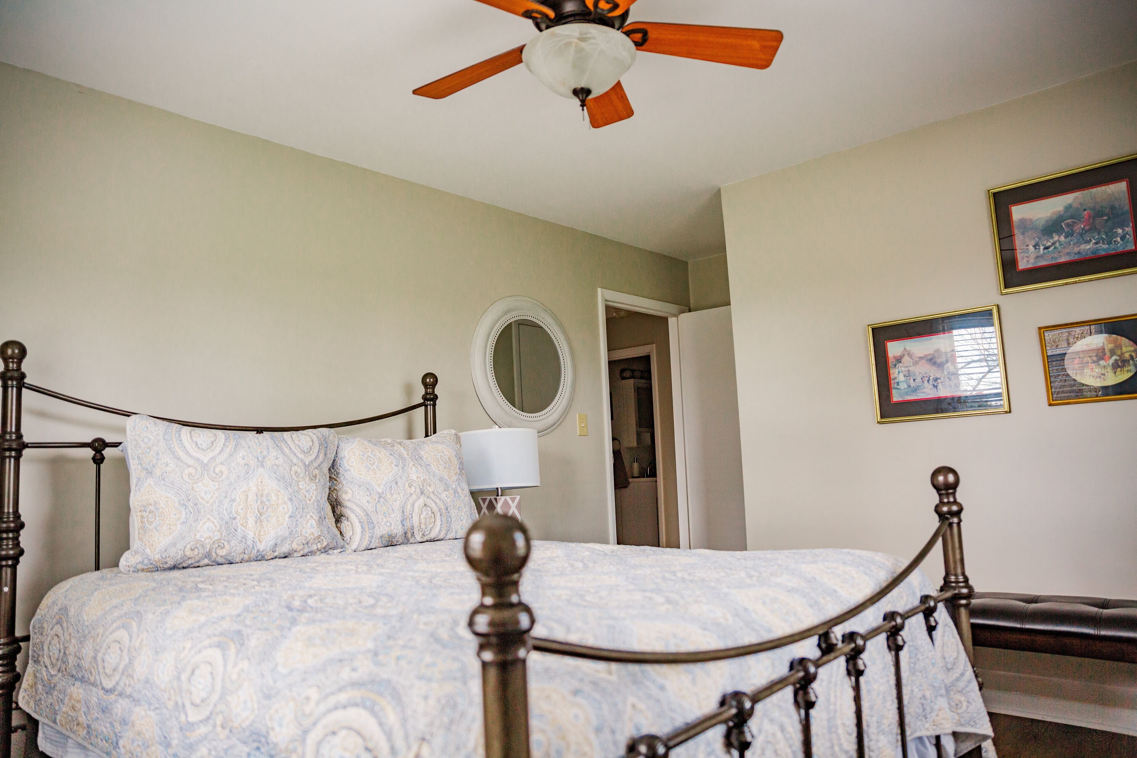 Cozy 3 BR Cottage -All the Amenities- Family Friendly- Queen Bed- 300 acre Farm