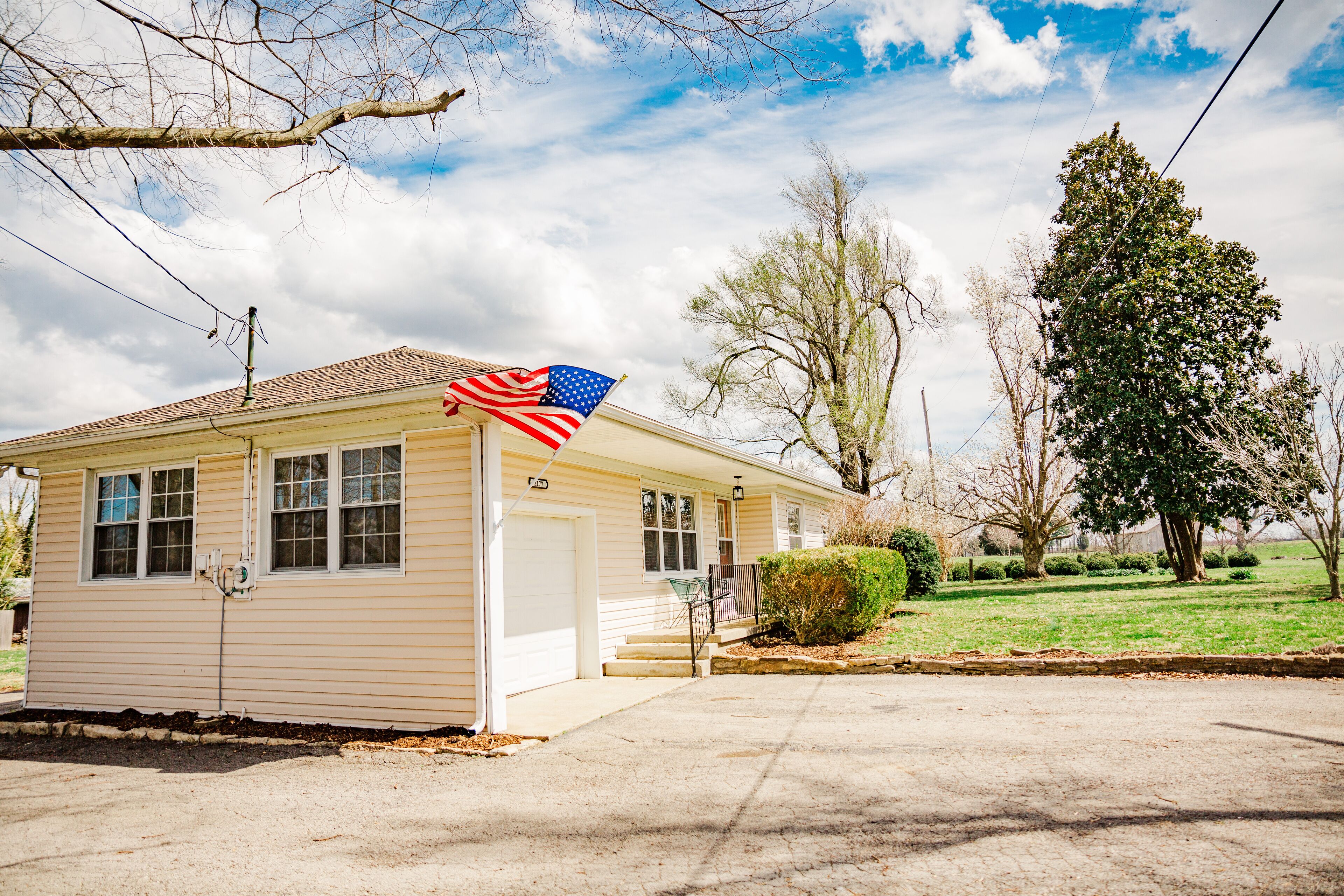Cozy 3 BR Cottage -All the Amenities- Family Friendly- Queen Bed- 300 acre Farm