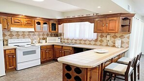 Geladeira, micro-ondas, cooktop, cafeteira/chaleira