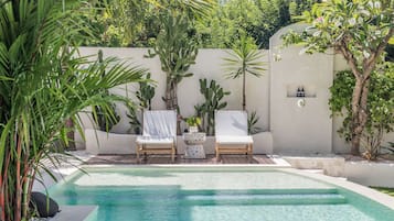 Útilaug, sólstólar