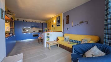 Familie appartement, meerdere slaapkamers (Rebecca's House (few steps from) | Woonruimte | Een 21-inch televisie met kabelzenders