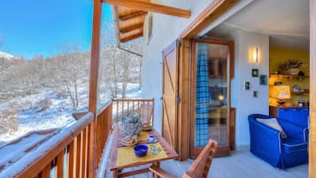 Family Apartment, Multiple Bedrooms (Rebecca's House (few steps from) | Outdoor dining