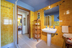 Family Apartment, Multiple Bedrooms (Rebecca's House (few steps from) | Bilik Mandi | Pancuran mandi, pengering rambut, bidet, tuala disediakan 