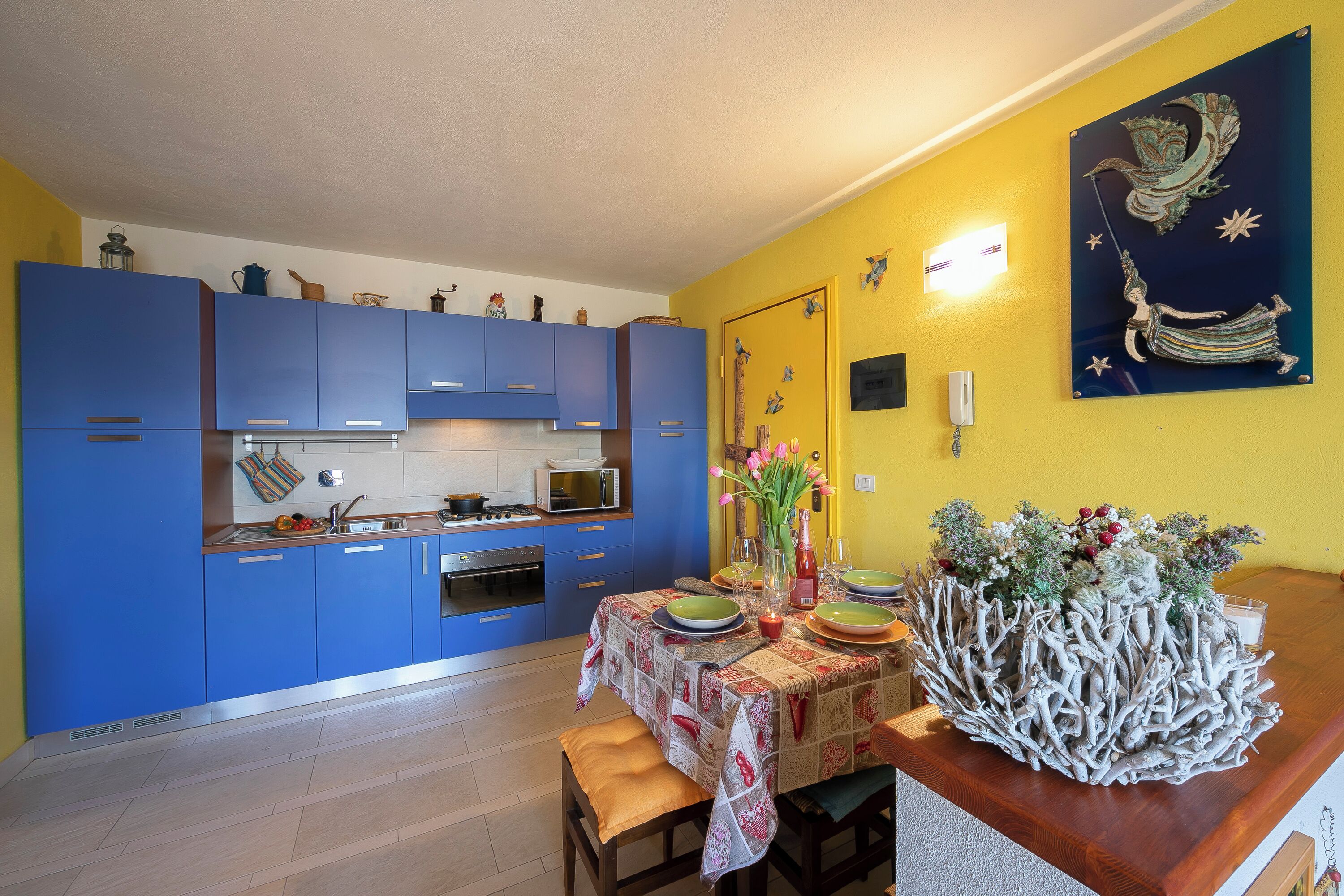 Departamento familiar, 1 habitación, balcón (Rebecca's House among the greenery) | Cocina privada | Parrilla de estufa, periquera y comedor 