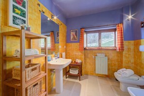 Family Apartment, Multiple Bedrooms (Rebecca's House (few steps from) | Bathroom | Shower, hair dryer, bidet, towels - Rebecca's House (few steps from skiing) (Bardonecchia)