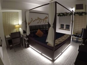 Kamar Double Eksekutif, 1 Tempat Tidur King | Seprai premium, busa memori, brankas, dan didekorasi berbeda-beda