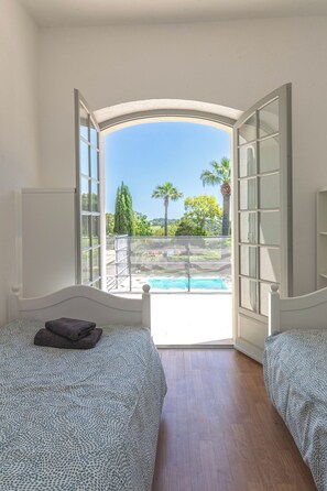 4 bedrooms, travel cot, WiFi, bed sheets