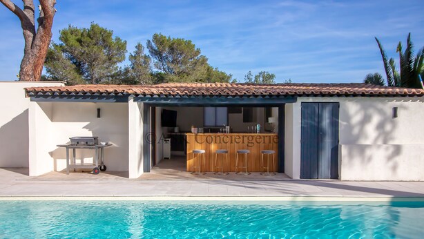 Ein Poolbereich mit Bar namens "Concierge" und Grill.