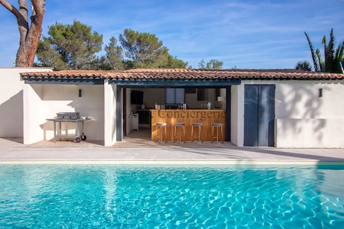 Villa Linda - avec piscine et proche du village et des plages