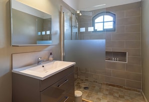 Combined shower/bathtub, hair dryer, towels, soap - Villa Linda - with pool and close to the village (La Croix-Valmer)