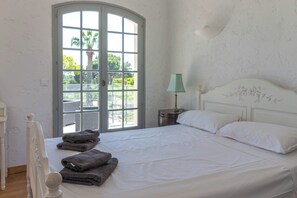4 bedrooms, travel cot, WiFi, bed sheets