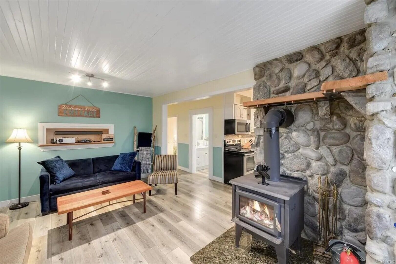Cozy 2BR Cottage w/ Hot Tub! Walk to the Beach!