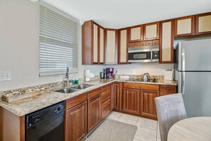 Refrigerador, microondas, placa de cocina, lavavajillas